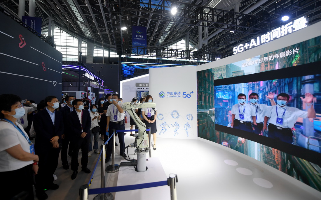 9月6日，參觀者在了解5G+AI時間折疊技術。新華社記者 王曉 攝