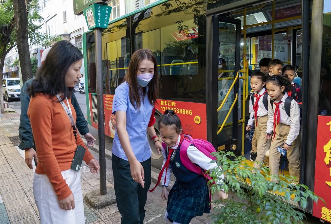 9��6�գ������Σ������������ѧ���³��������ǽ��Ӹ�����Сѧһ���Ⱥ��ֵ���ʦ���󣩡��»������ ������ ��