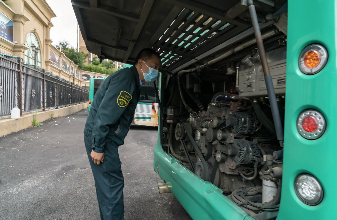 9月6日，楊文剛在出車前檢查車輛發動機。新華社記者 陳欣波 攝