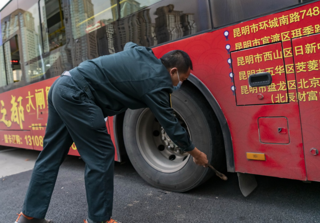 9月6日，楊文剛在出車前檢查車輛輪胎。新華社記者 陳欣波 攝