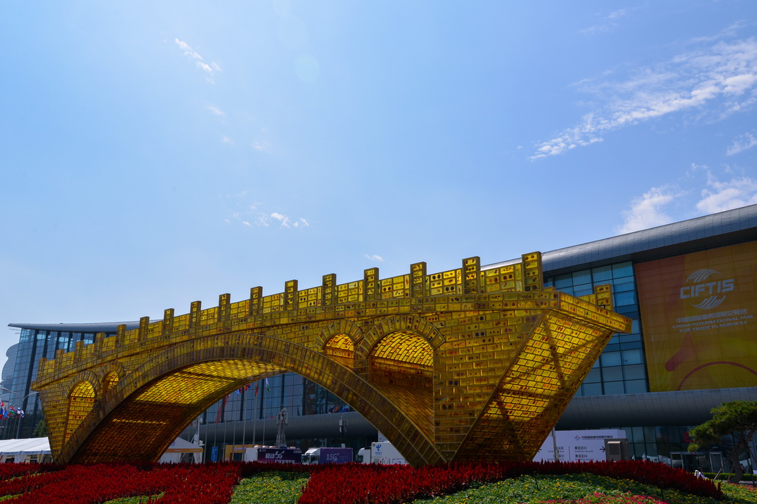 這是9月7日拍攝的國家會議中心外的“絲路金橋”。新華社記者 徐欽 攝