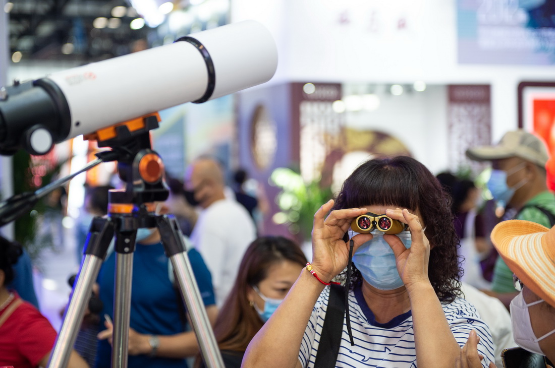 9月7日，觀眾在服貿會國家會議中心展區越南展台試用望遠鏡。新華社記者 陳鐘昊 攝