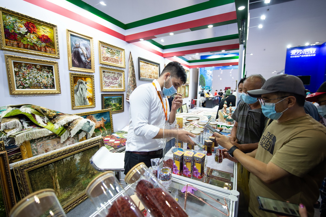 9月7日，觀眾在服貿會國家會議中心展區伊朗展台選購商品。新華社記者 陳鐘昊 攝
