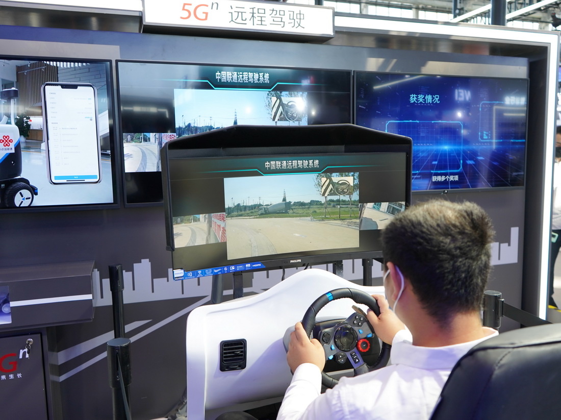 9月7日，工作人員展示5G遠程駕駛系統。新華社記者 金皓原 攝