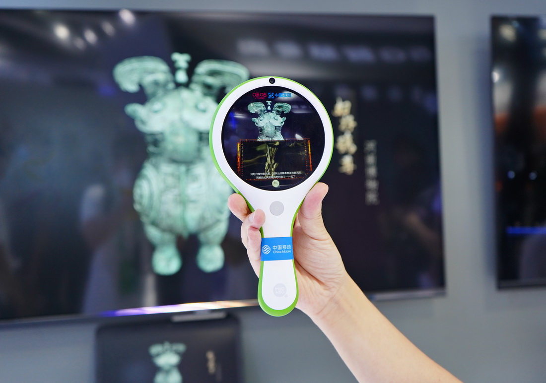 9月7日，工作人員展示通過AR探索鏡掃描獲取文物相關信息。新華社記者 金皓原 攝
