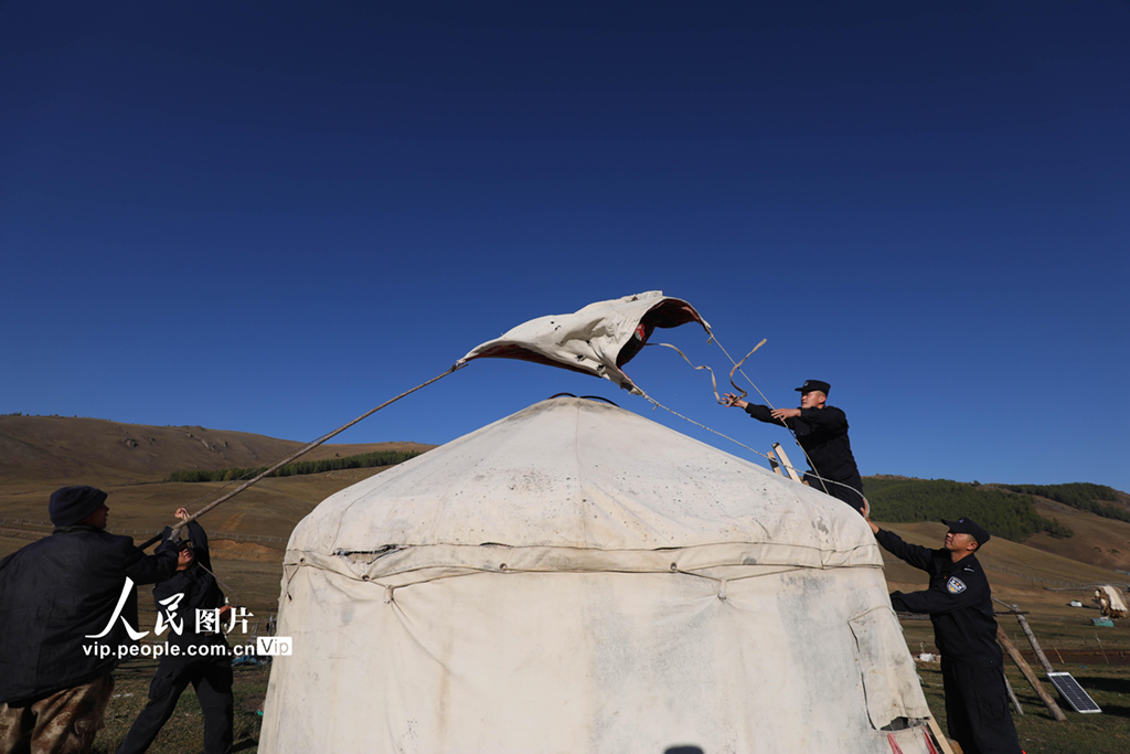 新疆阿勒泰：民警化身“牧羊人”守護千年牧道【6】