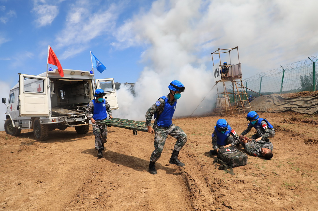 9月8日，在“共同命運-2021”國際維和實兵演習專業分訓中，參演官兵在戰場救護課目中對“傷員”進行戰現場急救。