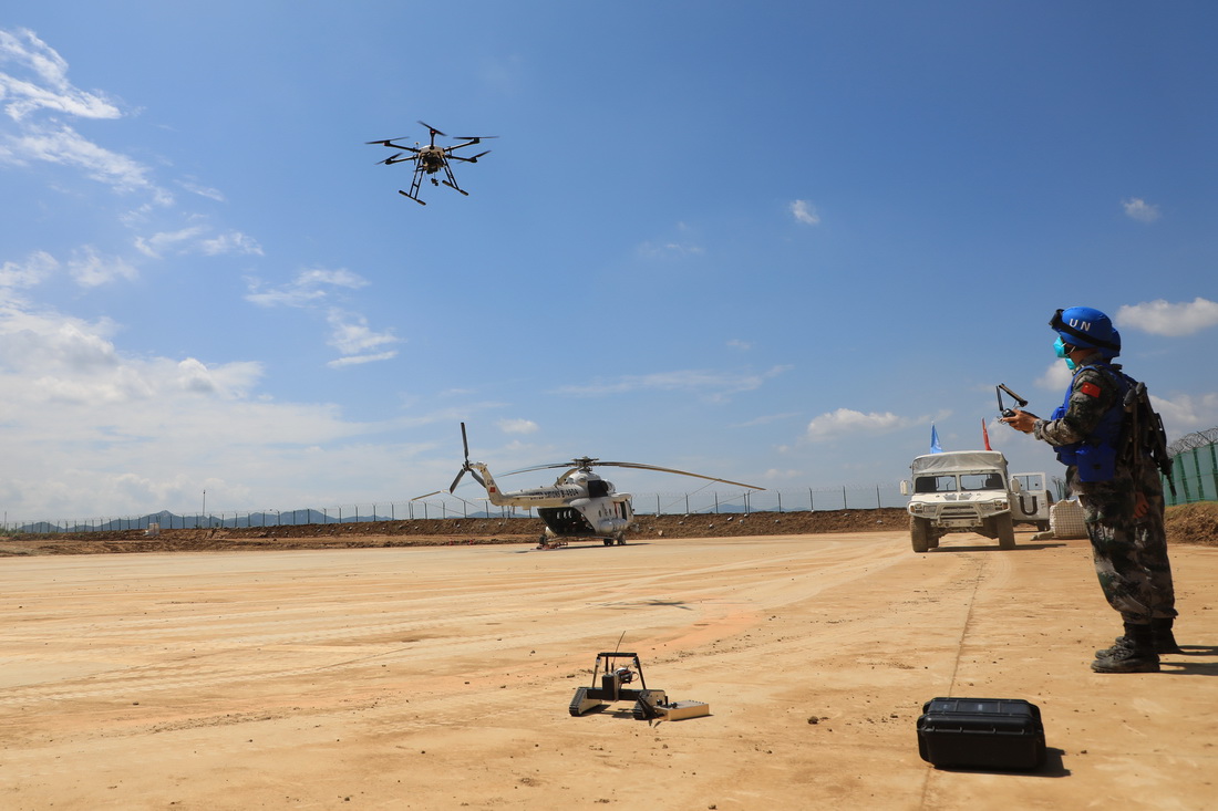 9月8日，在“共同命運-2021”國際維和實兵演習專業分訓中，參演官兵操作搜排爆無人機對臨時基地進行搜索。