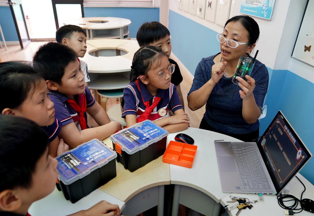 9月7日，黃浦區復興東路第三小學的學生們在“樂系列”的“微小衛星”興趣課上聽老師講解。