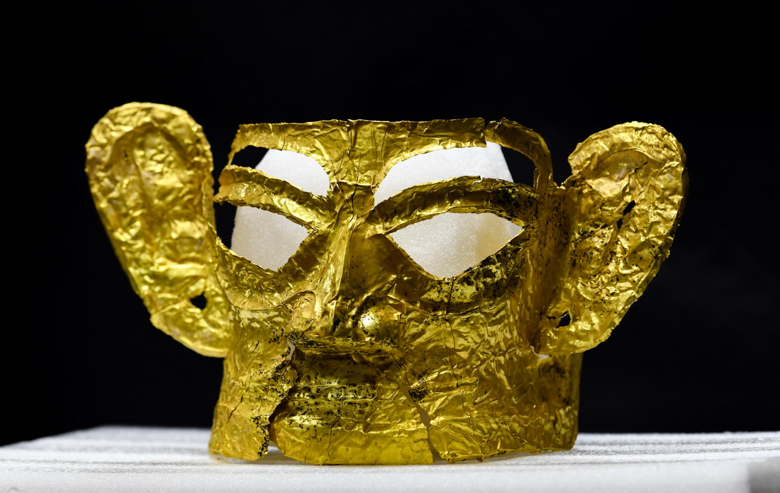 這是在四川省文物考古研究院三星堆考古研究所拍攝的三星堆遺址3號“祭祀坑”出土的金面具（9月2日攝）。新華社記者 王曦 攝