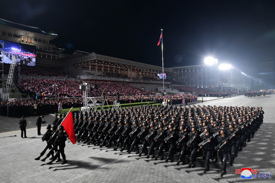 這張朝中社9月9日提供的圖片顯示的是9日零點開始在平壤市中心的金日成廣場舉行的民間及安全武裝力量閱兵式現場。