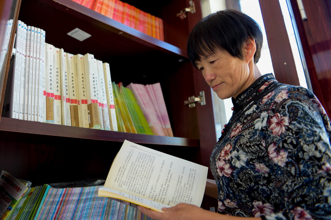 9月8日，呂瑞蓮在用家中閑置農舍改建成的“南台子國學館”翻看圖書。