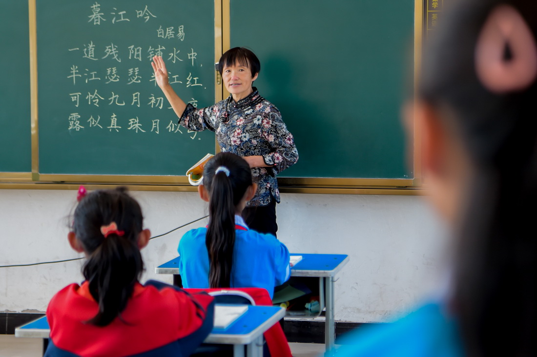 9月8日，在喀喇沁旗南台子小學，呂瑞蓮在課堂上教授詩詞。