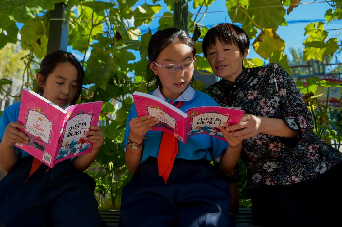 9月8日，在喀喇沁旗南台子小學，呂瑞蓮在校園裡與學生一起讀書。