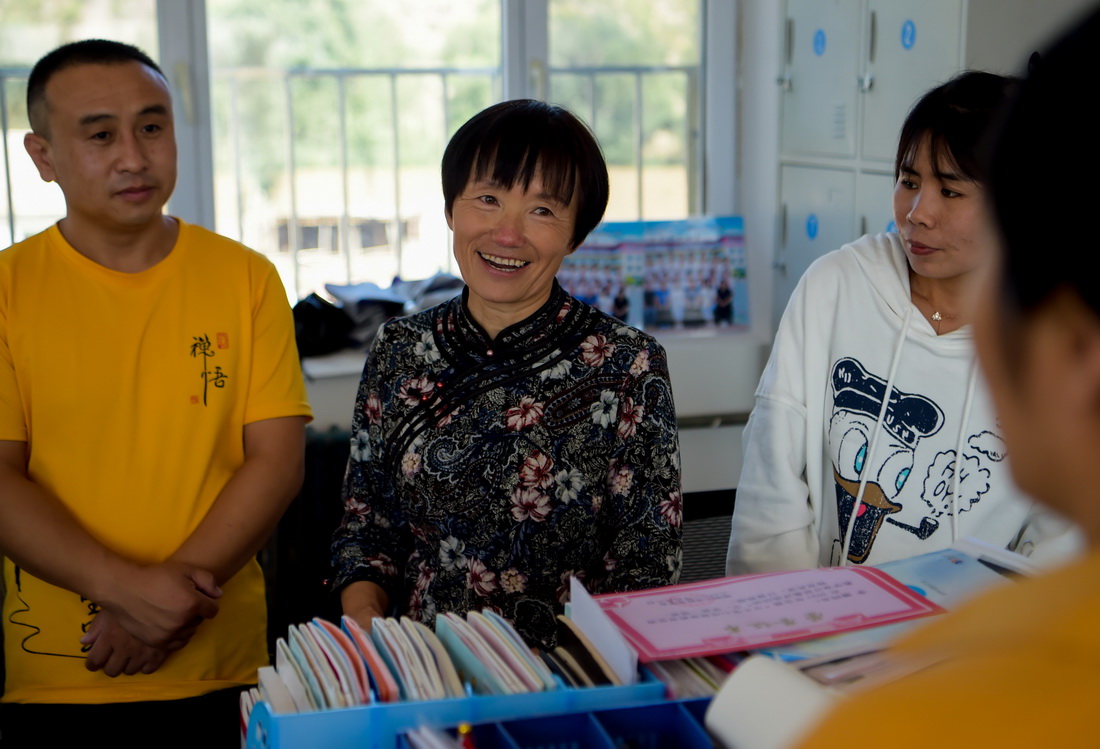 9月8日，在喀喇沁旗南台子小學，呂瑞蓮（左二）和同事在一起。