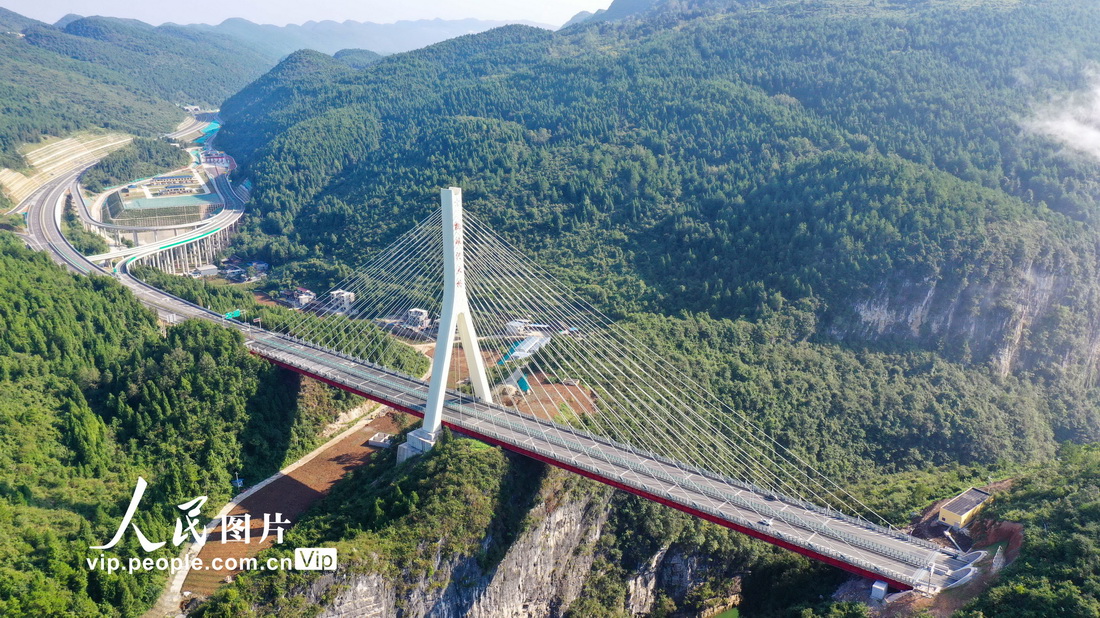 2021年9月9日，車輛行駛在貴州省石（阡）玉（屏）高速公路凱峽河大橋上。