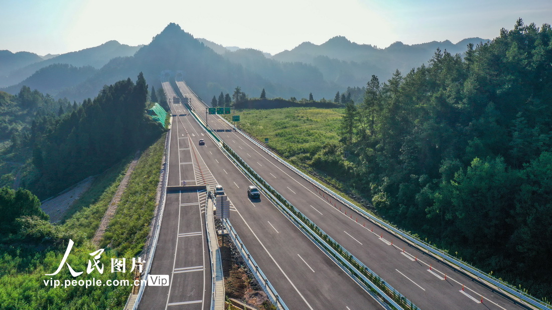 2021年9月9日，車輛行駛在貴州省石（阡）玉（屏）高速公路平庄路段。