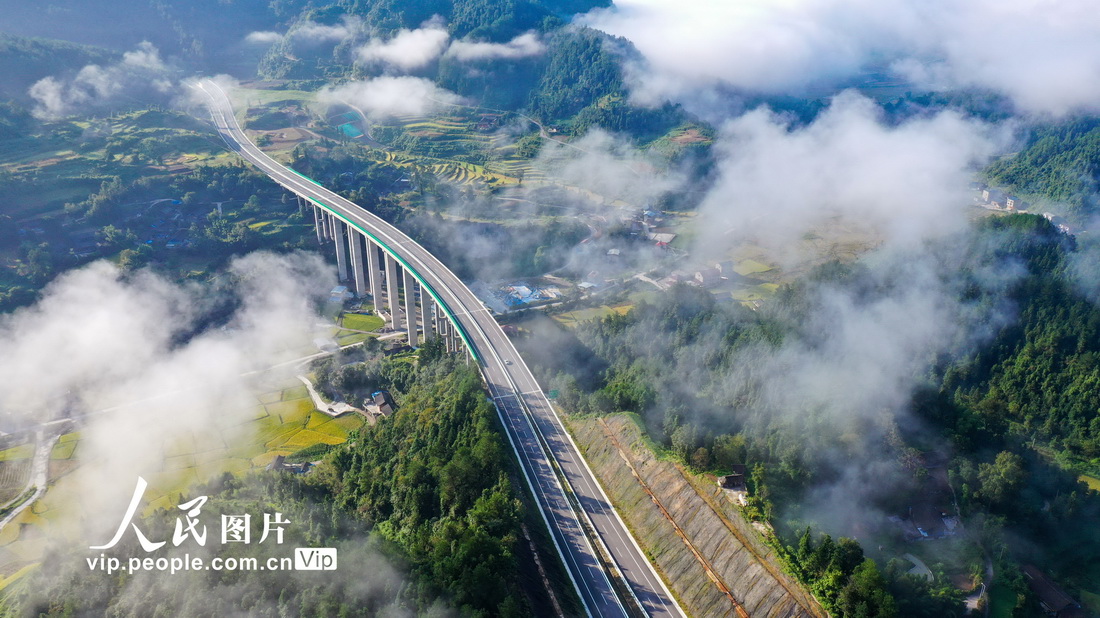 2021年9月9日，車輛在貴州省石（阡）玉（屏）高速公路上行駛。