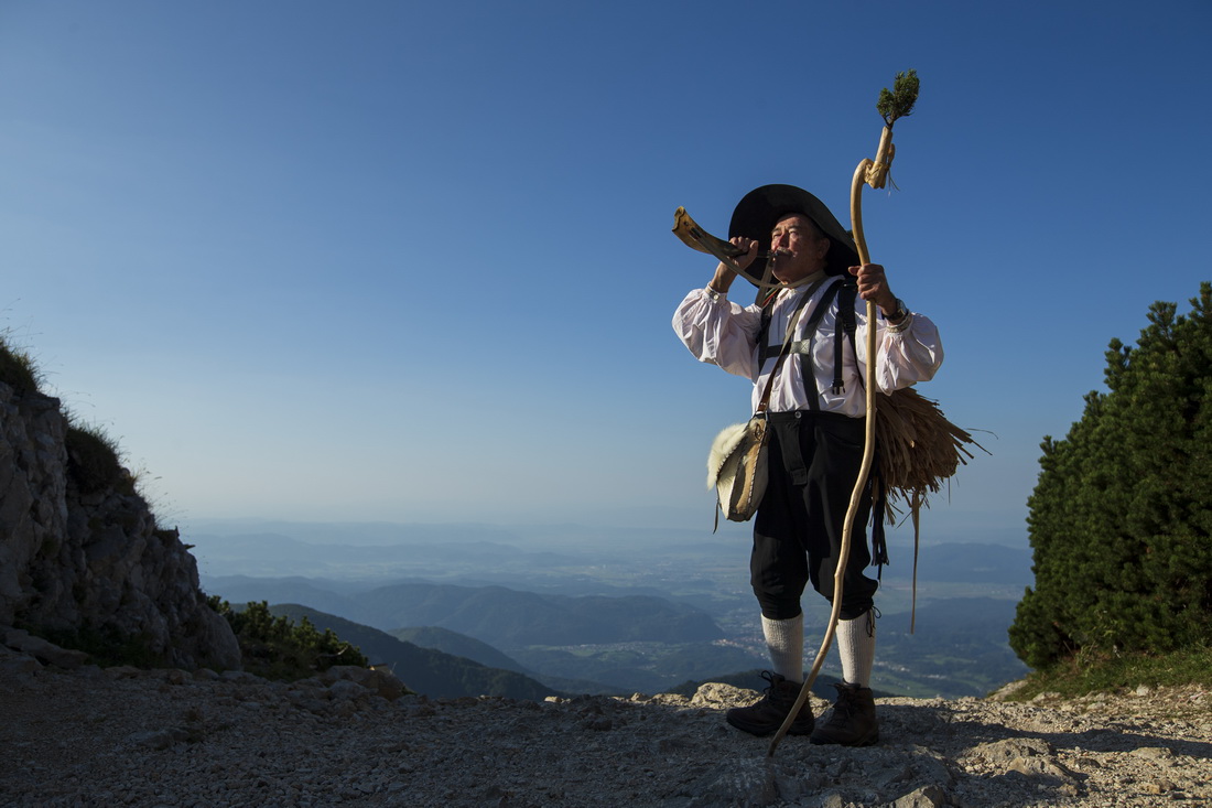 9月8日，斯洛文尼亞維利卡普拉尼那高地的老牧民彼得身著傳統服飾在吹牛角號。
