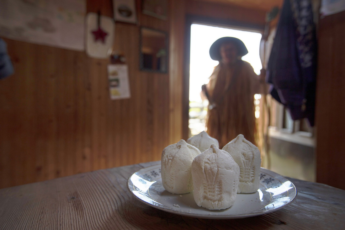 這是9月8日在斯洛文尼亞維利卡普拉尼那高地牧民家中拍攝的傳統工藝制作的特爾尼奇奶酪。
