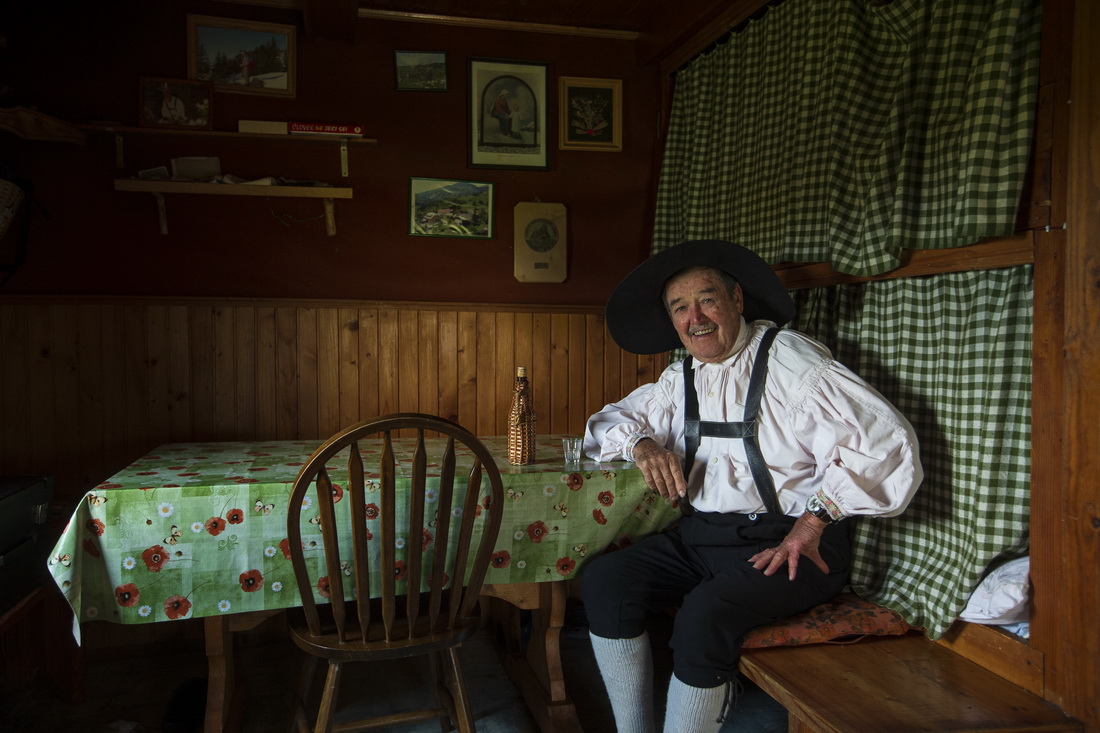 9月8日，斯洛文尼亞維利卡普拉尼那高地的老牧民彼得坐在木屋內品酒。