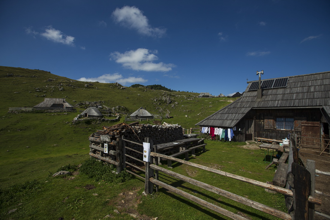 這是9月8日在斯洛文尼亞維利卡普拉尼那高地牧民定居點拍攝的傳統木屋。