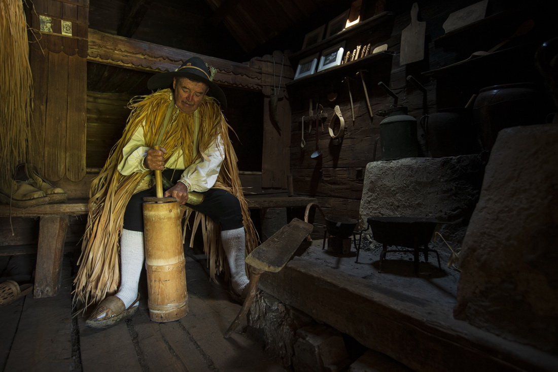 9月8日，斯洛文尼亞維利卡普拉尼那高地的老牧民彼得展示用傳統方法制作酸奶。