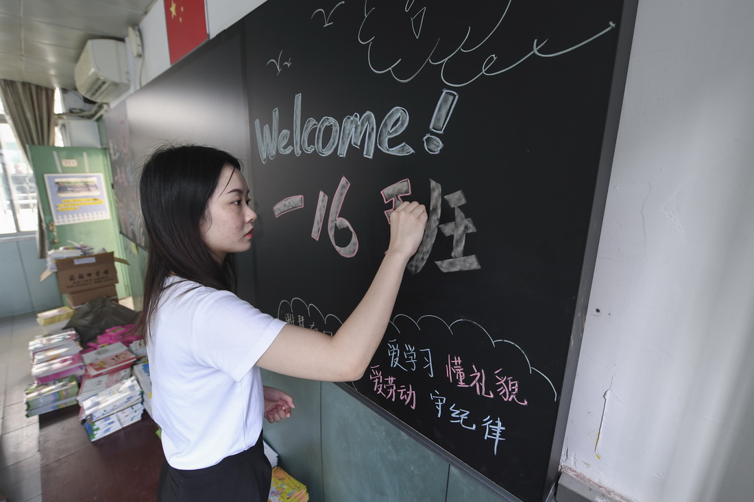 9月7日，在深圳市福田区南园小学教师办公室，黄晓蕾在备课时调整课件。