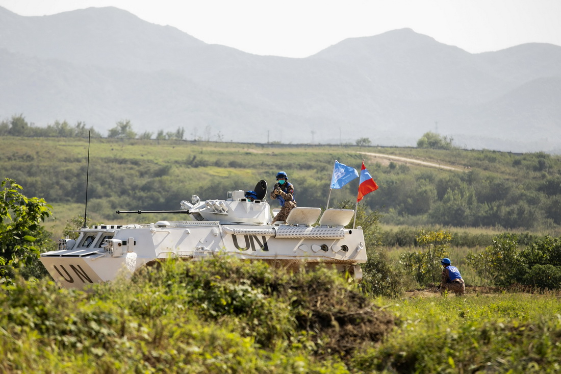 9月11日，蒙古国参演分队进行警戒巡逻课目展示。新华社发（焦光辉 摄）