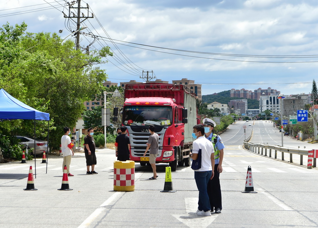9月12日，在莆田市仙游县枫亭镇与郊尾镇交界的道路上，公安部门设立疫情防控检查站。