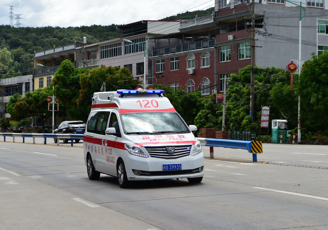 9月12日，一辆救护车行驶在莆田市仙游县枫亭镇街道上。