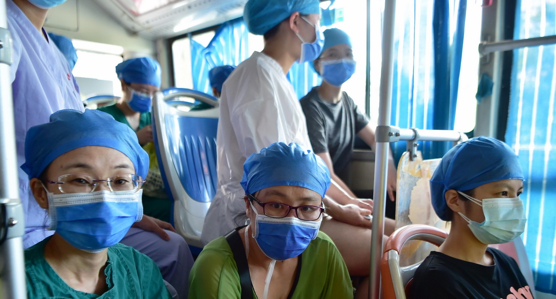 9月12日，福建省多地医疗卫生机构紧急组织医务人员奔赴仙游县，支援开展核酸采样、检测等工作。