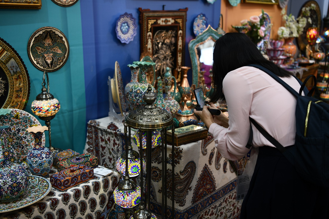 9月12日，参观者在伊朗展台拍摄展品。新华社记者 徐嘉懿 摄