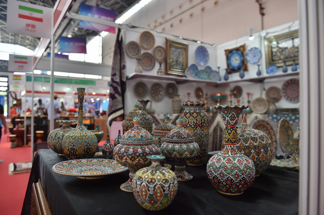 这是9月11日在广西南宁国际会展中心拍摄的伊朗手工艺商品。新华社记者 刘岭逸 摄