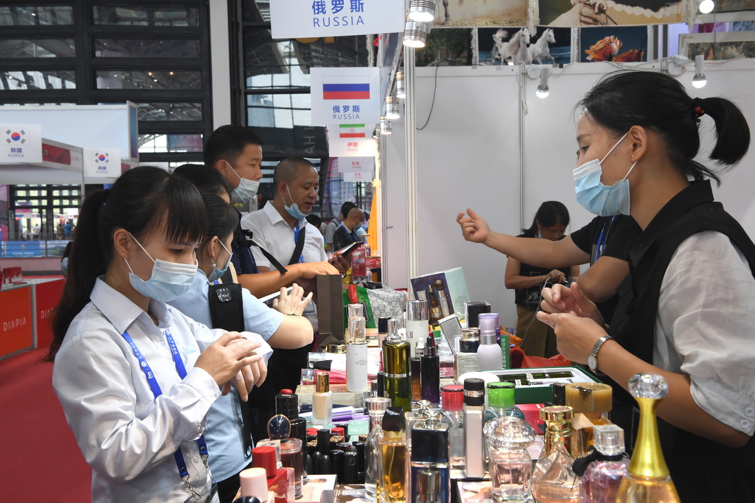9月12日，参观者在广西南宁国际会展中心中国－东盟博览会“一带一路”国际展区体验俄罗斯香水。新华社记者 周华 摄
