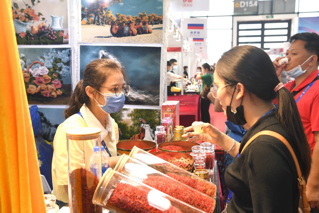 9月12日，参观者在广西南宁国际会展中心中国－东盟博览会“一带一路”国际展区品尝伊朗藏红花。新华社记者 周华 摄