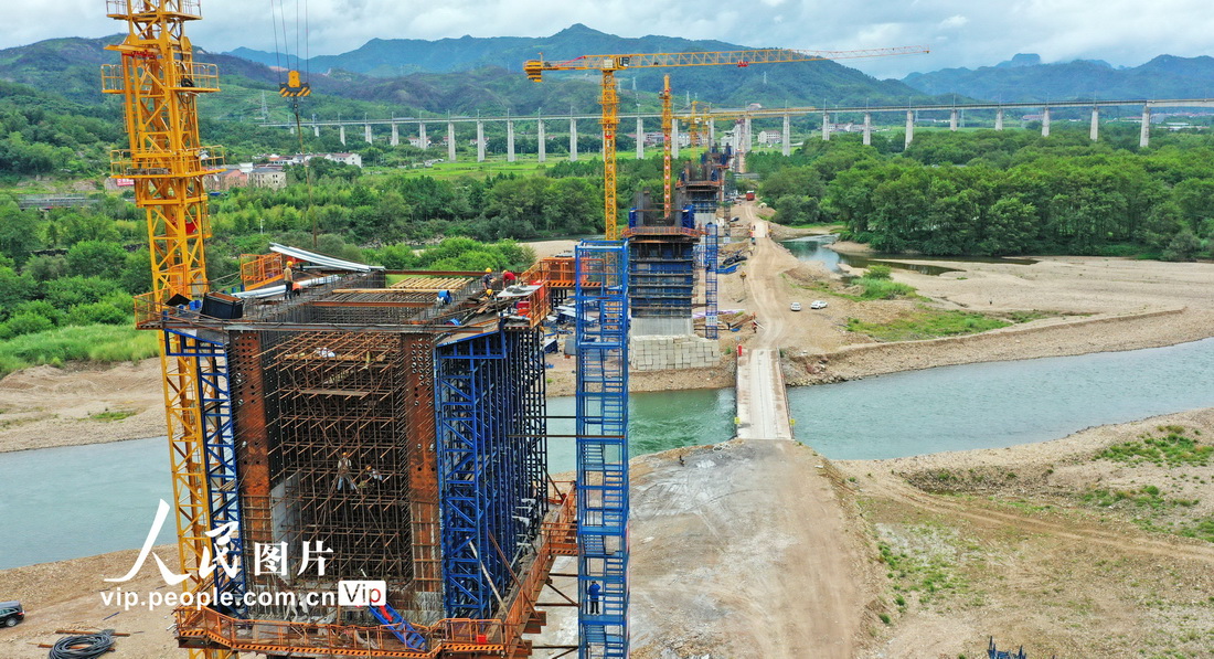 2021年9月12日，在浙江省台州市杭溫鐵路仙居特大橋施工現場，工人正在挂籃裡施工作業。