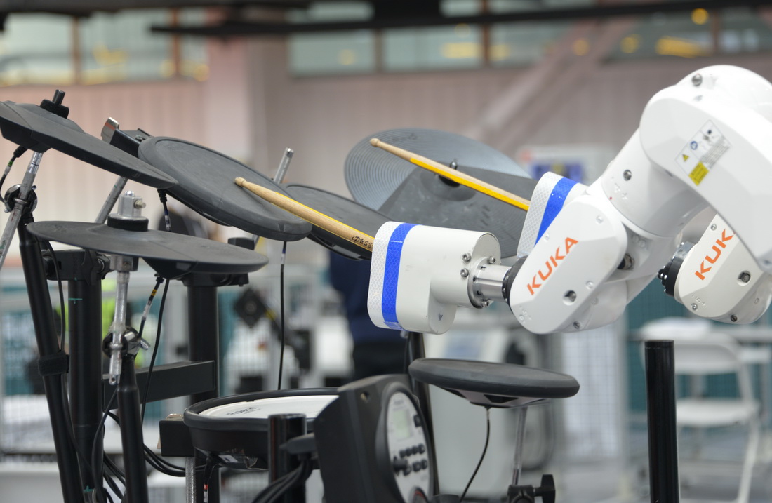 機器人大會上展示的一款智能音樂機器人（9月10日攝）。