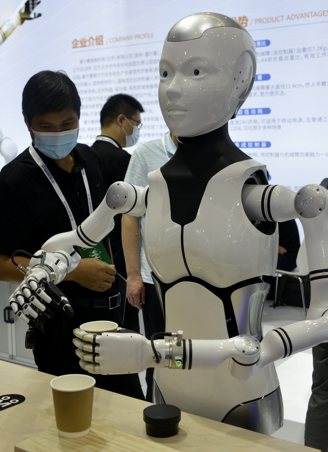 機器人大會上展示的一款智能生活應用機器人（9月12日攝）。