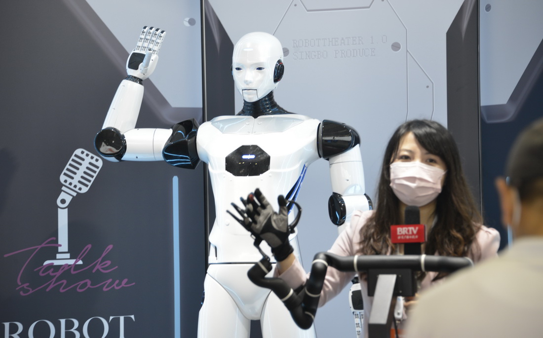 機器人大會上一位記者在體驗智能機器演員（9月12日攝）。