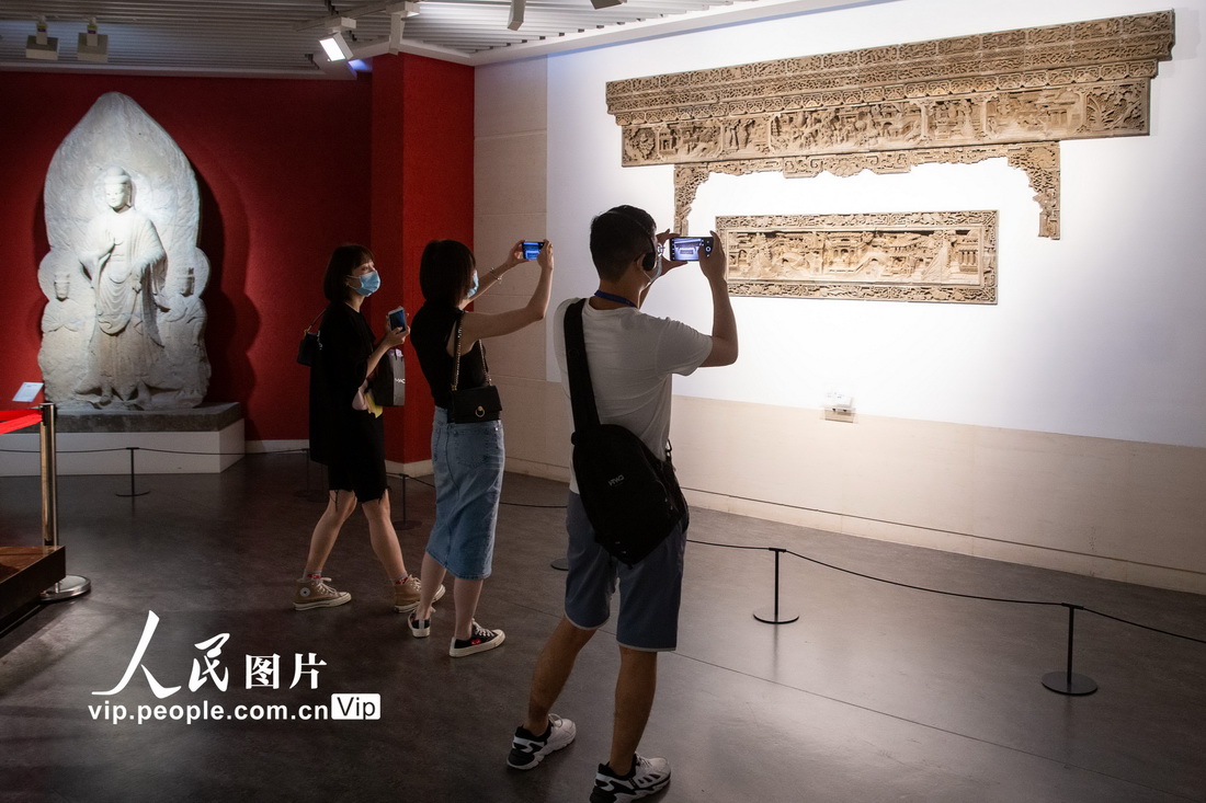 2021年9月12日，觀眾在南京博物院拍攝展品。