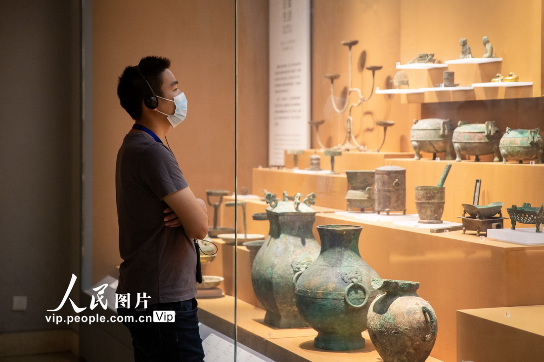 2021年9月12日，觀眾在南京博物院觀看展品。