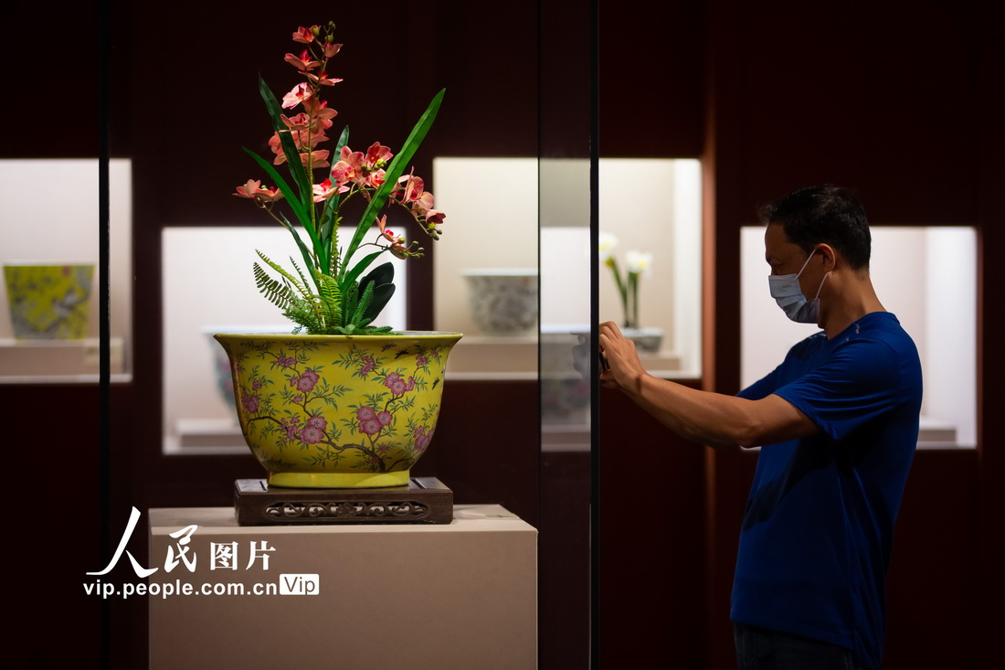 2021年9月12日，觀眾在南京博物院拍攝展品。