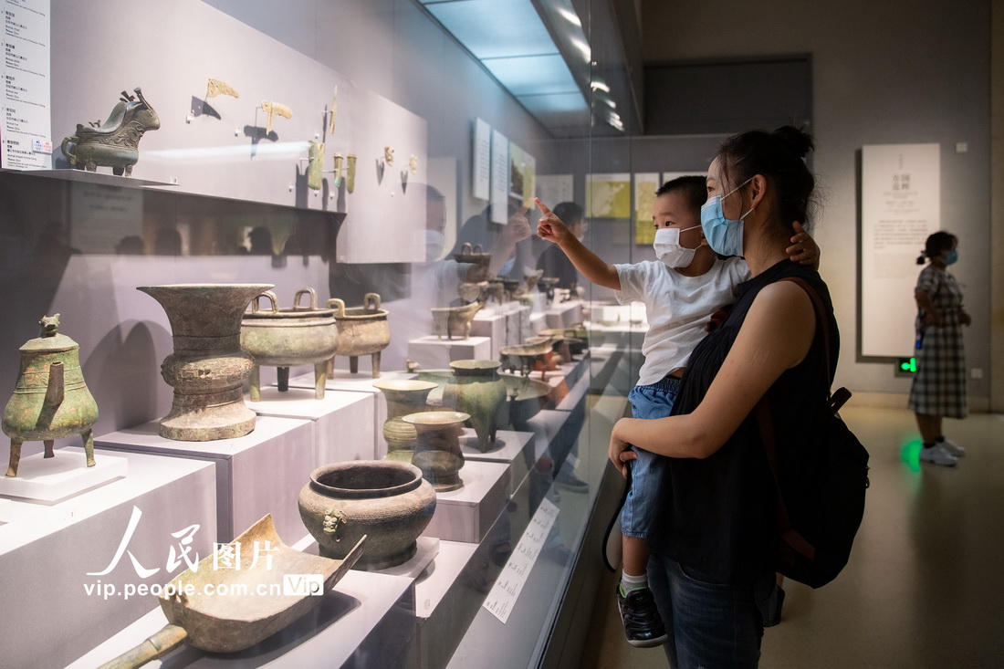 2021年9月12日，家長帶著孩子在南京博物院觀看展品。