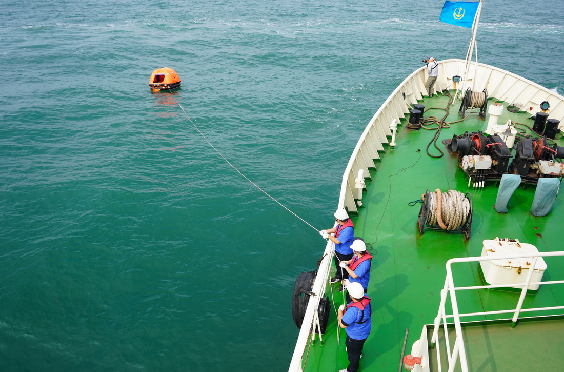 9月13日，在河北曹妃甸海域，實戰演練主指揮船模擬轉移獲救人員救生筏。