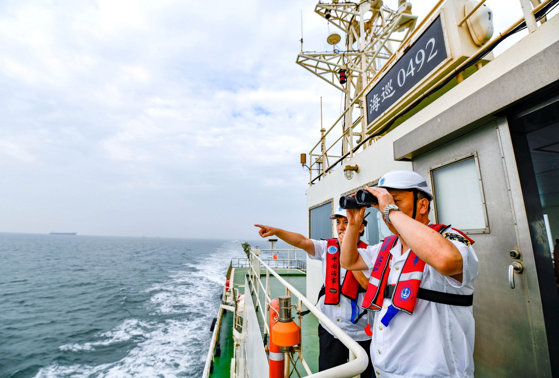9月13日，在河北曹妃甸海域，工作人員在參演主指揮船上進行指揮調度。