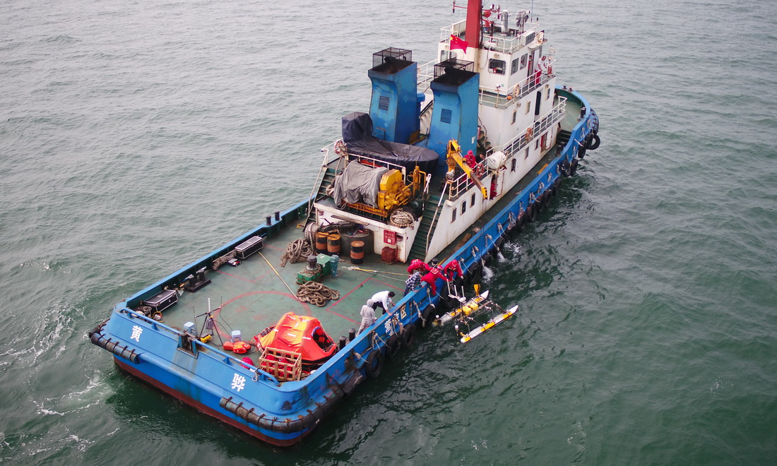 9月13日，在河北曹妃甸海域，搜救船釋放智能無人艇進行搜尋救助工作（無人機照片）。