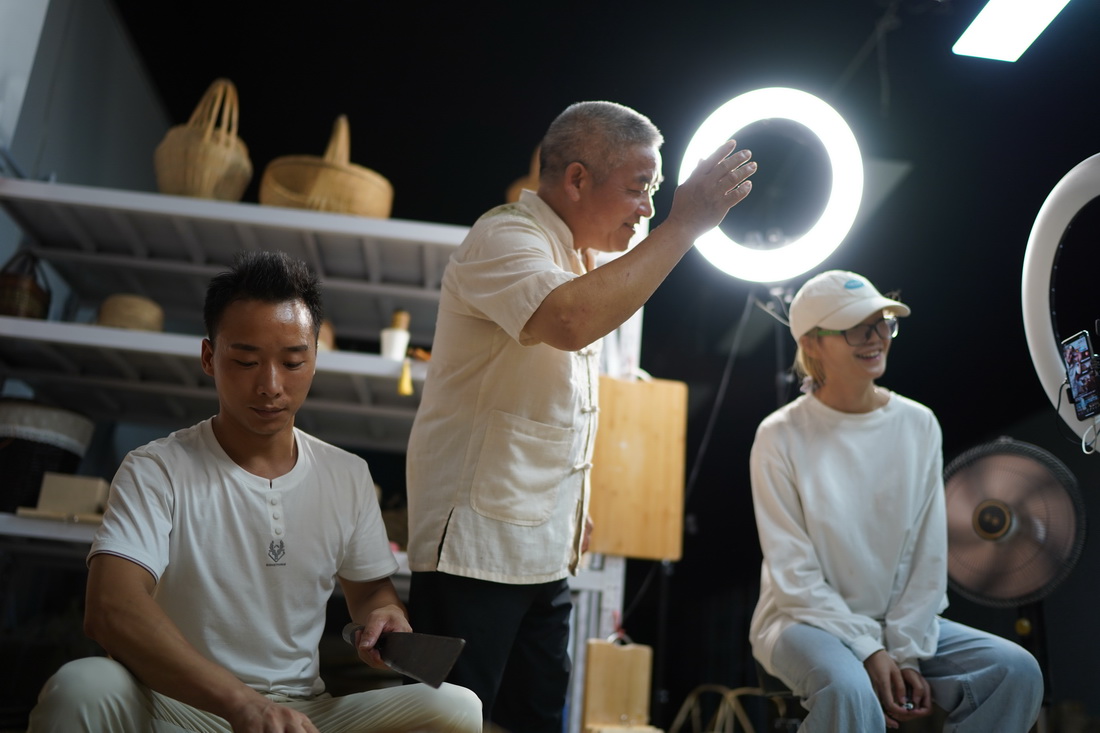 李年根在直播間與團隊成員一起介紹自己制作的竹制品（9月1日攝）。