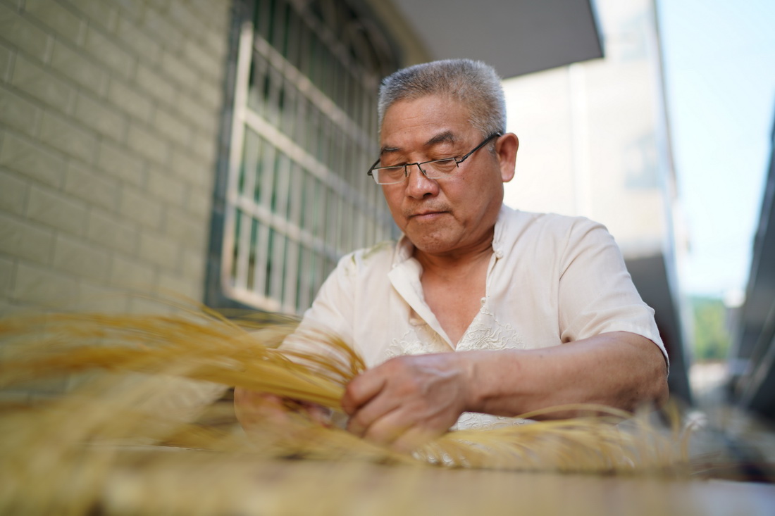 李年根在制作竹制品（9月1日攝）。