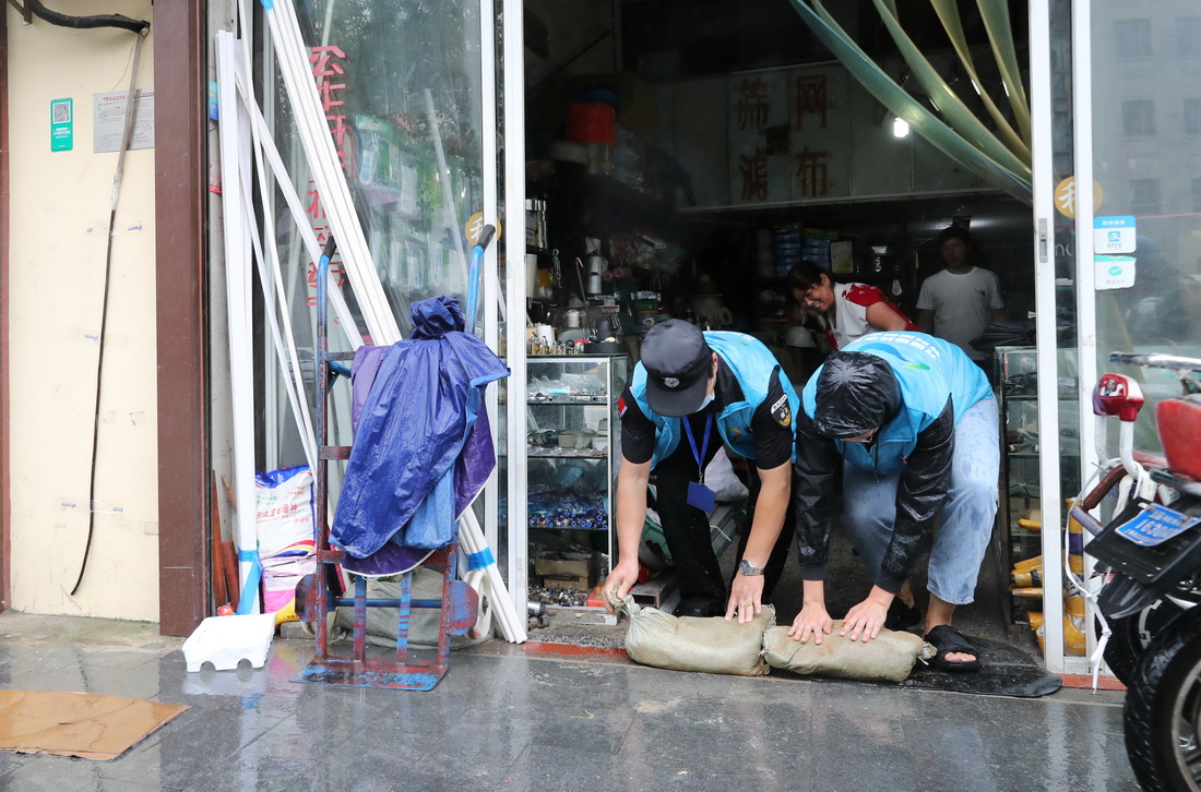 9月13日，上海市黃浦區外灘街道山北居委會工作人員為轄區沿街商鋪碼好防汛沙袋。